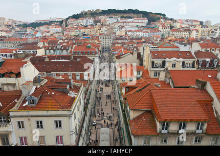 Vista de Rua Santa Justa en barrio Baixa. Al fondo Castillo de Sao Jorge. Mirador del Elevador de Santa Justa. Le quartier du Chiado. Ciudad de Lisboa, Portug Banque D'Images