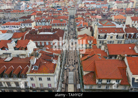 Vista de Rua Santa Justa en barrio Baixa. Mirador del Elevador de Santa Justa. Le quartier du Chiado. Ciudad de Lisboa, Portugal, Península Ibérica, Europa Banque D'Images