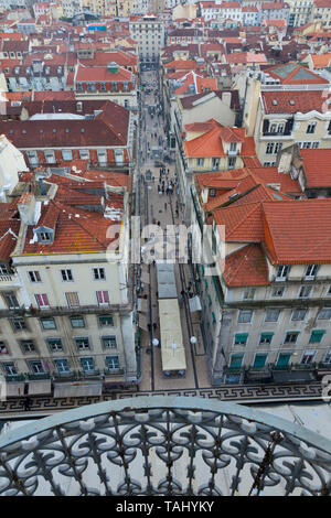 Vista de Rua Santa Justa en barrio Baixa. Mirador del Elevador de Santa Justa. Le quartier du Chiado. Ciudad de Lisboa, Portugal, Península Ibérica, Europa Banque D'Images