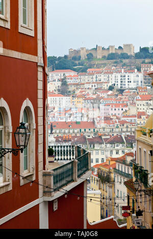 Vista de barrio Baixa y Castillo de Sao Jorge. Calçada do Duque. Le quartier du Chiado. Ciudad de Lisboa, Portugal, Península Ibérica, Europa Banque D'Images