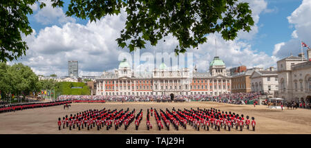 Vue grand angle de la parade la couleur,défilé militaire à Horse Guards, Westminster, Royaume-Uni, avec des soldats marchant dans leur uniforme iconique et ours Banque D'Images