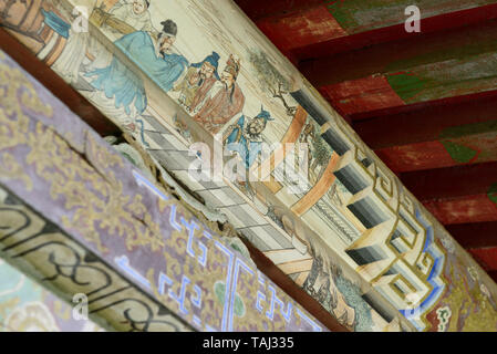 Palais d'hiver du Bogd Khan à Oulan-Bator, Mongolie.. Tableaux raffinés sous le toit. Banque D'Images