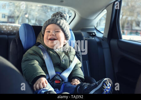 Baby Boy attachés dans le siège de voiture Banque D'Images