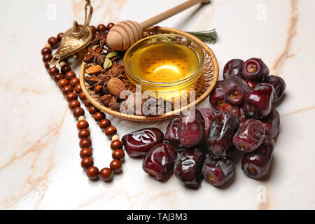 La composition avec dates et miel sur fond clair Banque D'Images