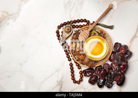 La composition avec dates et miel sur fond clair Banque D'Images