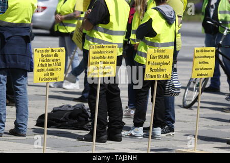 Wiesbaden, Allemagne. 25 mai, 2019. Certains signes se tenir sur le terrain. En vertu de l'aile droite de 100 manifestants ont défilé avec jaune grâce à Wiesbaden, pour protester contre le gouvernement allemand. Ils ont été confrontés par de petites mais bruyant à l'encontre de protestation. Crédit : Michael Debets/Pacific Press/Alamy Live News Banque D'Images