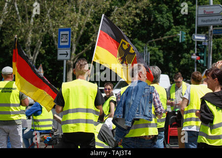 Wiesbaden, Allemagne. 25 mai, 2019. Deux manifestants tenir drapeaux allemands. En vertu de l'aile droite de 100 manifestants ont défilé avec jaune grâce à Wiesbaden, pour protester contre le gouvernement allemand. Ils ont été confrontés par de petites mais bruyant à l'encontre de protestation. Crédit : Michael Debets/Pacific Press/Alamy Live News Banque D'Images