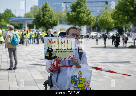 Wiesbaden, Allemagne. 25 mai, 2019. Un contre-manifestant est titulaire d'un signe que "Attention - activités brun jaune'. En vertu de l'aile droite de 100 manifestants ont défilé avec jaune grâce à Wiesbaden, pour protester contre le gouvernement allemand. Ils ont été confrontés par de petites mais bruyant à l'encontre de protestation. Crédit : Michael Debets/Pacific Press/Alamy Live News Banque D'Images