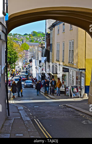 Une jolie vue de dessus de la colline à travers la voûte des capacités dans High Street, en direction de clients dans la rue avant d'occupation dans le centre-ville de Totnes. Banque D'Images