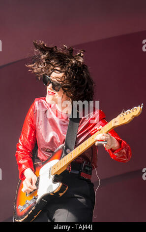 Chanteur et guitariste de rock britannique Anna Calvi en direct à l'ensemble des points situés à l'Est festival de musique au parc Victoria, London, England, UK. Banque D'Images