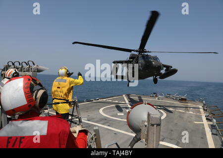 190522-A-BM388-05 un marin de la Marine américaine l'armée américaine guides un UH-60 Black Hawk affecté à la Compagnie Bravo, 2e Bataillon, 147e Régiment d'aviation, actuellement fixée à 8e bataillon du 229e Bataillon d'hélicoptères d'assaut, dans pour une qualification d'appontage à bord de la classe Arleigh Burke destroyer lance-missiles USS Gonzalez (DDG 66), le 22 mai 2019 dans la région du Golfe. La Gonzalez déployés à l'U.S. Central Command zone d'opérations pour renforcer la sécurité et la stabilité de la région. Les qualifications ont eu lieu d'appontage pour accroître l'interopérabilité entre l'armée et la marine américaine personne Banque D'Images