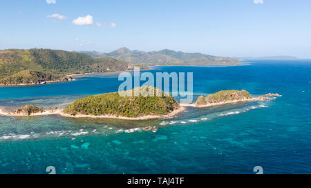 Seascape aériennes avec des lagunes, bleu azur à l'eau en milieu de petites îles. Palawan, Philippines. Les îles tropicales avec des lagons bleus, récif de corail. Îles de l'archipel malais avec lagons turquoises. Banque D'Images