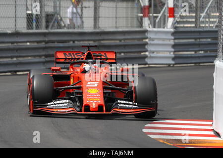 Monte Carlo, Monaco. 25 mai , 2019. Sebastian Vettel de la Scuderia Ferrari sur la voie pendant les qualifications pour le Grand Prix F1 de Monaco Crédit : Marco Canoniero/Alamy Live News Banque D'Images