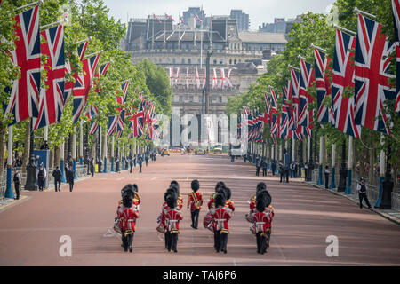 Le Mall, Londres, Royaume-Uni. 25 mai 2019. Parade des musiques régimentaires sur le Mall, la marche pour les Horse Guards Parade pour les généraux de l'étude, le premier des deux examens officiels avant la parade la couleur le 8 juin 2019. Credit : Malcolm Park/Alamy Live News. Banque D'Images