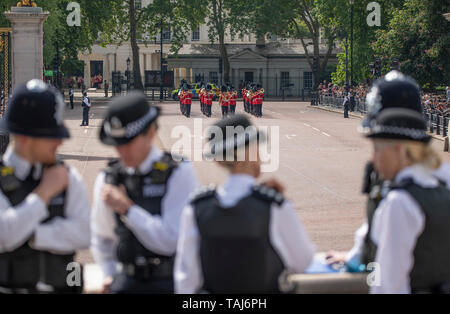 Le Mall, Londres, Royaume-Uni. 25 mai 2019. La sécurité de la police sur le Queen Victoria Memorial comme gardes de mars pendant la caserne Wellington les généraux de révision pour la parade la couleur. Credit : Malcolm Park/Alamy Live News. Banque D'Images