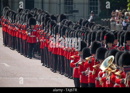 Le Mall, Londres, Royaume-Uni. 25 mai 2019. Formation de Coldstream Guards quittent la caserne Wellington, marchant à Horse Guards Parade pour les généraux de l'examen, l'avant-dernière répétition pour la parade la couleur. Credit : Malcolm Park/Alamy Live News. Banque D'Images