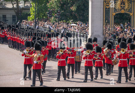 Le Mall, Londres, Royaume-Uni. 25 mai 2019. Coldstream Guards quittent la caserne Wellington avec la bande du Grenadier Guards, marchant à Horse Guards Parade pour les généraux de l'examen, l'avant-dernière répétition pour la parade la couleur. Credit : Malcolm Park/Alamy Live News. Banque D'Images