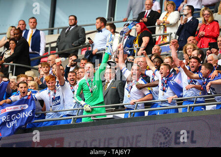 Le stade de Wembley, Londres, Royaume-Uni. 25 mai, 2019. Célébrer avec le trophée Tranmere après l'EFL Sky Bet 2 Play-Off ligue match final entre le comté de Newport et Tranmere Rovers au stade de Wembley, Londres, Angleterre le 25 mai 2019. Photo par Dave Peters. Usage éditorial uniquement, licence requise pour un usage commercial. Aucune utilisation de pari, de jeux ou d'un seul club/ligue/dvd publications. Credit : UK Sports Photos Ltd/Alamy Live News Banque D'Images