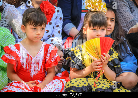 South Bank, Londres, Royaume-Uni - 25 mai 2019. Les enfants regardent les performances de près. La Feria de Londres est un festival gratuit sur London's South Bank Présentation de la culture espagnole, de la danse, de la musique, du vin et de l'alimentation du 24 au 26 mai. Credit : Imageplotter/Alamy Live News Banque D'Images