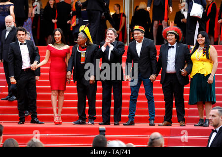 Festival de Cannes, France. 25 mai 2019. Raoni Metuktire, Jean-Pierre Dutilleux, Kamakura et Kaiulu «ibyl les invités à la première au cours de la 72e édition du Festival de Cannes au Palais des Festivals le 24 mai 2019 à Cannes, France Crédit : Geisler-Fotopress GmbH/Alamy Live News Banque D'Images