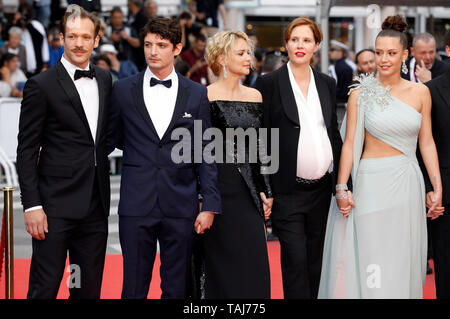 Festival de Cannes, France. 25 mai 2019. Paul Hamy, Niels Schneider, Virginie Efira, Justine Triet, Adèle Exarchopoulos participant à la "ibyl' premiere pendant le 72e Festival du Film de Cannes au Palais des Festivals le 24 mai 2019 à Cannes, France Crédit : Geisler-Fotopress GmbH/Alamy Live News Banque D'Images