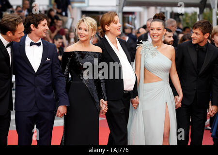 Festival de Cannes, France. 25 mai 2019. Paul Hamy, Niels Schneider, Virginie Efira, Justine Triet, Adèle Exarchopoulos et Gaspard Ulliel qui fréquentent le ibyl «' premiere pendant le 72e Festival du Film de Cannes au Palais des Festivals le 24 mai 2019 à Cannes, France Crédit : Geisler-Fotopress GmbH/Alamy Live News Banque D'Images