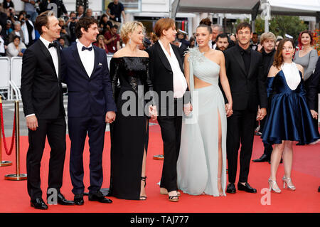 Festival de Cannes, France. 25 mai 2019. Paul Hamy, Niels Schneider, Virginie Efira, Justine Triet, Adèle Exarchopoulos, Gaspard Ulliel et Laure Calamy participant à la "ibyl' premiere pendant le 72e Festival du Film de Cannes au Palais des Festivals le 24 mai 2019 à Cannes, France Crédit : Geisler-Fotopress GmbH/Alamy Live News Banque D'Images