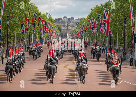 Le Mall, Londres, Royaume-Uni. 25 mai 2019. L'avant-dernière répétition pour la parade la couleur, les troupes de l'Cavary Royals Blues et balade le long de la Mall à Horse Guards Parade au début de l'examen général. Credit : Malcolm Park/Alamy Live News. Banque D'Images