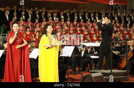 Beijing, Chine. 24 mai, 2019. Chanteurs chanter la chanson "Ma patrie" lors de la cérémonie d'ouverture de la 8e Festival Chorus de Beijing à Beijing, capitale de Chine, le 24 mai 2019. Le festival chorus, avec la participation de quelque 5 000 adeptes de chorus 100 chorales, le coup d'ici vendredi. Credit : Xia Zilin/Xinhua/Alamy Live News Banque D'Images