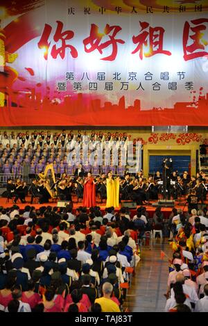 Beijing, Chine. 24 mai, 2019. Chanteurs effectuer lors de la cérémonie d'ouverture de la 8e Festival Chorus de Beijing à Beijing, capitale de Chine, le 24 mai 2019. Le festival chorus, avec la participation de quelque 5 000 adeptes de chorus 100 chorales, le coup d'ici vendredi. Credit : Xu Qin/Xinhua/Alamy Live News Banque D'Images