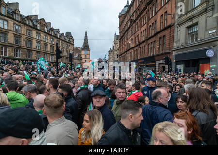 Glasgow Celtic Football club gagner la Coupe d'Écosse contre coeur mais l'open top bus parade organisée par la suite est annulé au milieu des craintes de sécurité.Des milliers de fans se sont réunis pendant près de deux heures à l'Saltmarket et Glasgow Cross en prévision de son arrivée. Banque D'Images