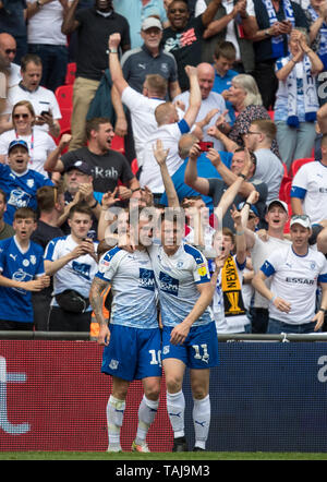 Londres, Royaume-Uni. 25 mai, 2019. James Norwood (à gauche) célèbre avec buteur Connor Tranmere Rovers de Jennings au cours de la Ligue 2 Sky Bet Play-Off finale entre le comté de Newport et Tranmere Rovers au stade de Wembley, Londres, Angleterre le 25 mai 2019. Photo par Andy Rowland. Credit : premier Media Images/Alamy Live News Banque D'Images