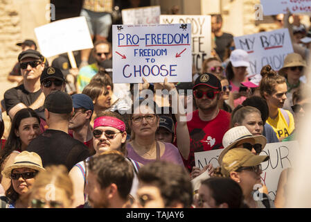 Atlanta, Georgia, USA. 25 mai, 2019. Des milliers de manifestants se sont réunis à la Georgia State Capitol building à Atlanta à mars en opposition à l'HB481 ''loi heartbeat'' qui va interdire la plupart des avortements après six semaines. La manifestation était organisée par «oBetterGA'' et la servante de la Coalition de la Géorgie. Crédit : Steve Eberhardt/ZUMA/Alamy Fil Live News Banque D'Images