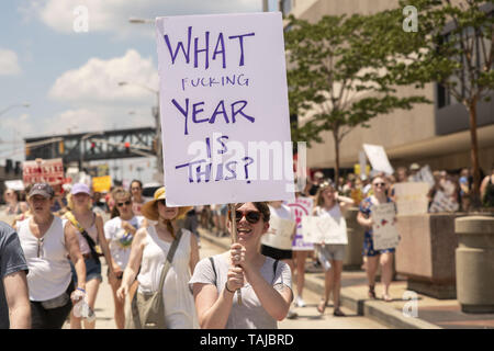 Atlanta, Georgia, USA. 25 mai, 2019. Des milliers de manifestants se sont réunis à la Georgia State Capitol building à Atlanta à mars en opposition à l'HB481 ''loi heartbeat'' qui va interdire la plupart des avortements après six semaines. La manifestation était organisée par «oBetterGA'' et la servante de la Coalition de la Géorgie. Crédit : Steve Eberhardt/ZUMA/Alamy Fil Live News Banque D'Images