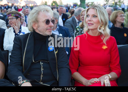 Rust, Allemagne. 24 mai, 2019. Rust, Allemagne - le 24 mai 2019 : Nouvel hôtel Kronasar ouvre à Europa-Park avec animatrice Thomas Gottschalk et ami Karina Mross | Conditions de crédit dans le monde entier : dpa/Alamy Live News Banque D'Images