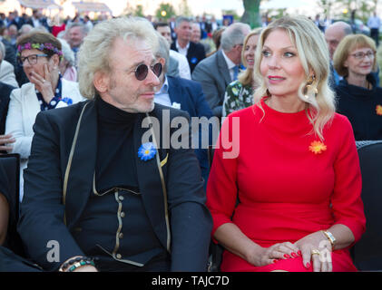 Rust, Allemagne. 24 mai, 2019. Rust, Allemagne - le 24 mai 2019 : Nouvel hôtel Kronasar ouvre à Europa-Park avec animatrice Thomas Gottschalk et ami Karina Mross | Conditions de crédit dans le monde entier : dpa/Alamy Live News Banque D'Images