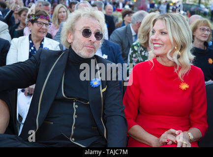 Rust, Allemagne. 24 mai, 2019. Rust, Allemagne - le 24 mai 2019 : Nouvel hôtel Kronasar ouvre à Europa-Park avec animatrice Thomas Gottschalk et ami Karina Mross | Conditions de crédit dans le monde entier : dpa/Alamy Live News Banque D'Images
