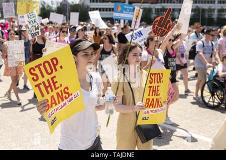 Atlanta, Georgia, USA. 25 mai, 2019. Des milliers de manifestants se sont réunis à la Georgia State Capitol building à Atlanta à mars en opposition à l'HB481 ''loi heartbeat'' qui va interdire la plupart des avortements après six semaines. La manifestation était organisée par «oBetterGA'' et la servante de la Coalition de la Géorgie. Crédit : Steve Eberhardt/ZUMA/Alamy Fil Live News Banque D'Images