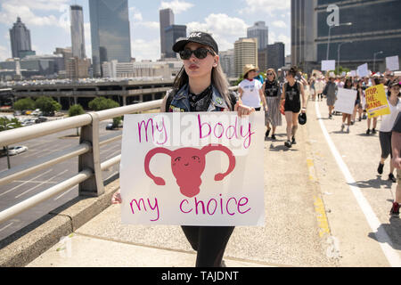 Atlanta, Georgia, USA. 25 mai, 2019. Des milliers de manifestants se sont réunis à la Georgia State Capitol building à Atlanta à mars en opposition à l'HB481 ''loi heartbeat'' qui va interdire la plupart des avortements après six semaines. La manifestation était organisée par «oBetterGA'' et la servante de la Coalition de la Géorgie. Crédit : Steve Eberhardt/ZUMA/Alamy Fil Live News Banque D'Images