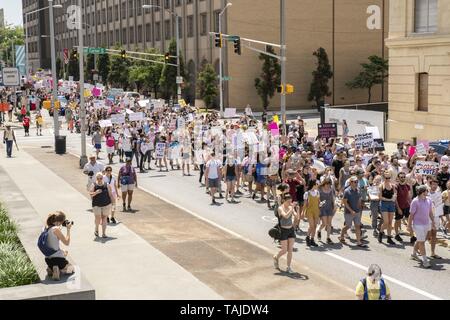 Atlanta, Georgia, USA. 25 mai, 2019. Des milliers de manifestants se sont réunis à la Georgia State Capitol building à Atlanta à mars en opposition à l'HB481 ''loi heartbeat'' qui va interdire la plupart des avortements après six semaines. La manifestation était organisée par «oBetterGA'' et la servante de la Coalition de la Géorgie. Crédit : Steve Eberhardt/ZUMA/Alamy Fil Live News Banque D'Images