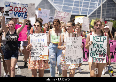 Atlanta, Georgia, USA. 25 mai, 2019. Des milliers de manifestants se sont réunis à la Georgia State Capitol building à Atlanta à mars en opposition à l'HB481 ''loi heartbeat'' qui va interdire la plupart des avortements après six semaines. La manifestation était organisée par «oBetterGA'' et la servante de la Coalition de la Géorgie. Crédit : Steve Eberhardt/ZUMA/Alamy Fil Live News Banque D'Images