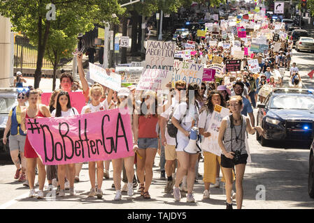 Atlanta, Georgia, USA. 25 mai, 2019. Des milliers de manifestants se sont réunis à la Georgia State Capitol building à Atlanta à mars en opposition à l'HB481 ''loi heartbeat'' qui va interdire la plupart des avortements après six semaines. La manifestation était organisée par «oBetterGA'' et la servante de la Coalition de la Géorgie. Crédit : Steve Eberhardt/ZUMA/Alamy Fil Live News Banque D'Images