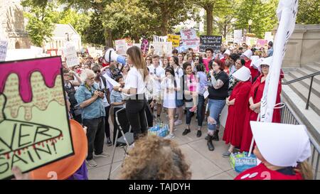 Atlanta, Georgia, USA. 25 mai, 2019. Des milliers de manifestants se sont réunis à la Georgia State Capitol building à Atlanta à mars en opposition à l'HB481 ''loi heartbeat'' qui va interdire la plupart des avortements après six semaines. La manifestation était organisée par «oBetterGA'' et la servante de la Coalition de la Géorgie. Crédit : Steve Eberhardt/ZUMA/Alamy Fil Live News Banque D'Images