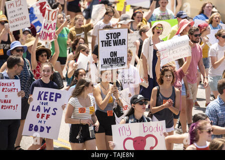 Atlanta, Georgia, USA. 25 mai, 2019. Des milliers de manifestants se sont réunis à la Georgia State Capitol building à Atlanta à mars en opposition à l'HB481 ''loi heartbeat'' qui va interdire la plupart des avortements après six semaines. La manifestation était organisée par «oBetterGA'' et la servante de la Coalition de la Géorgie. Crédit : Steve Eberhardt/ZUMA/Alamy Fil Live News Banque D'Images
