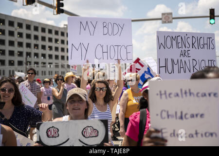 Atlanta, Georgia, USA. 25 mai, 2019. Des milliers de manifestants se sont réunis à la Georgia State Capitol building à Atlanta à mars en opposition à l'HB481 ''loi heartbeat'' qui va interdire la plupart des avortements après six semaines. La manifestation était organisée par «oBetterGA'' et la servante de la Coalition de la Géorgie. Crédit : Steve Eberhardt/ZUMA/Alamy Fil Live News Banque D'Images