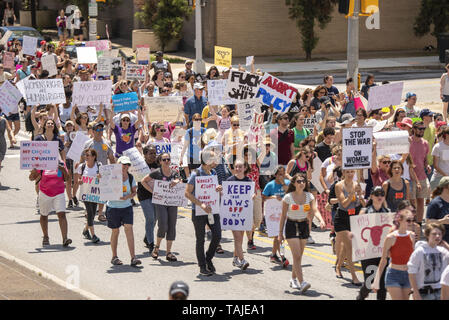 Atlanta, Georgia, USA. 25 mai, 2019. Des milliers de manifestants se sont réunis à la Georgia State Capitol building à Atlanta à mars en opposition à l'HB481 ''loi heartbeat'' qui va interdire la plupart des avortements après six semaines. La manifestation était organisée par «oBetterGA'' et la servante de la Coalition de la Géorgie. Crédit : Steve Eberhardt/ZUMA/Alamy Fil Live News Banque D'Images