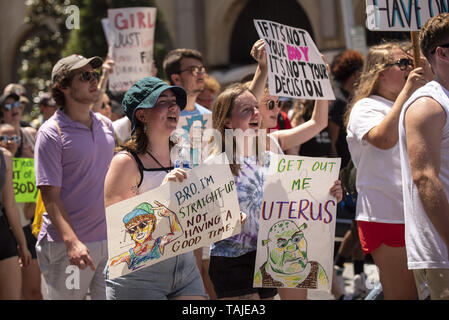 Atlanta, Georgia, USA. 25 mai, 2019. Des milliers de manifestants se sont réunis à la Georgia State Capitol building à Atlanta à mars en opposition à l'HB481 ''loi heartbeat'' qui va interdire la plupart des avortements après six semaines. La manifestation était organisée par «oBetterGA'' et la servante de la Coalition de la Géorgie. Crédit : Steve Eberhardt/ZUMA/Alamy Fil Live News Banque D'Images