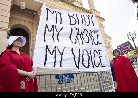 Atlanta, Georgia, USA. 25 mai, 2019. Des milliers de manifestants se sont réunis à la Georgia State Capitol building à Atlanta à mars en opposition à l'HB481 ''loi heartbeat'' qui va interdire la plupart des avortements après six semaines. La manifestation était organisée par «oBetterGA'' et la servante de la Coalition de la Géorgie. Crédit : Steve Eberhardt/ZUMA/Alamy Fil Live News Banque D'Images