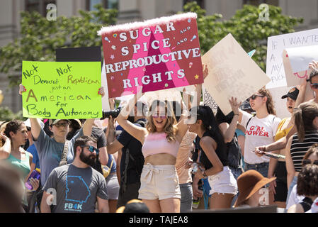 Atlanta, Georgia, USA. 25 mai, 2019. Des milliers de manifestants se sont réunis à la Georgia State Capitol building à Atlanta à mars en opposition à l'HB481 ''loi heartbeat'' qui va interdire la plupart des avortements après six semaines. La manifestation était organisée par «oBetterGA'' et la servante de la Coalition de la Géorgie. Crédit : Steve Eberhardt/ZUMA/Alamy Fil Live News Banque D'Images