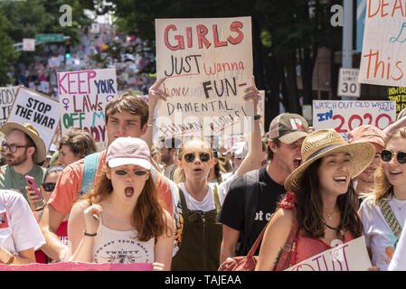 Atlanta, Georgia, USA. 25 mai, 2019. Des milliers de manifestants se sont réunis à la Georgia State Capitol building à Atlanta à mars en opposition à l'HB481 ''loi heartbeat'' qui va interdire la plupart des avortements après six semaines. La manifestation était organisée par «oBetterGA'' et la servante de la Coalition de la Géorgie. Crédit : Steve Eberhardt/ZUMA/Alamy Fil Live News Banque D'Images